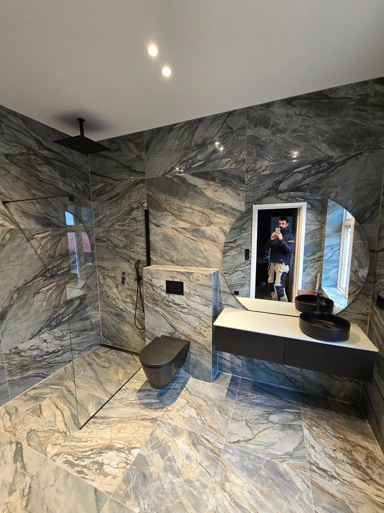 Baderomsleveranse med speil, servant og dusjsone.
