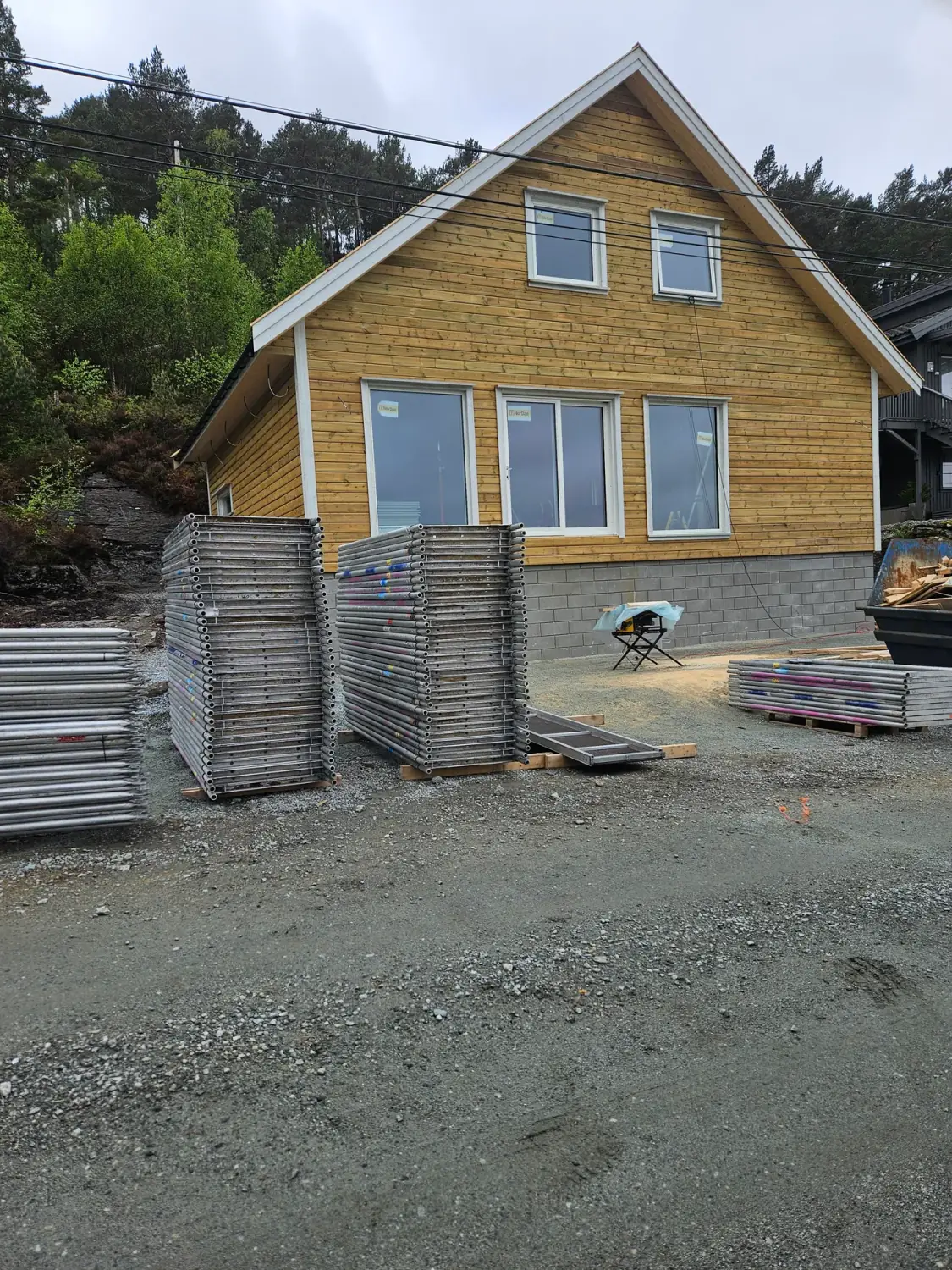 Ferdig hytte med ny trekledning og store vindusflater.